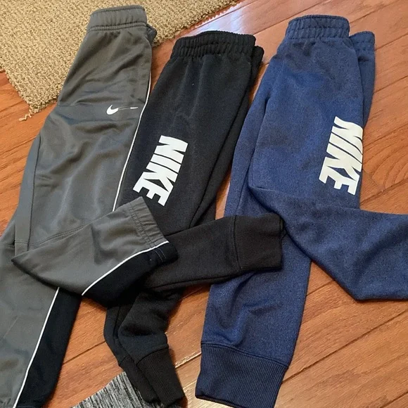 Bundle of 6 Nike hoodies, pull over & 3 sweatpants. Total of 9 items - Picture 5 of 16
